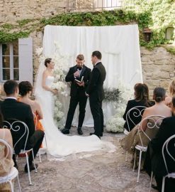 Mariages et événements privés en Provence : Comment organiser sereinement le transport de vos invités ?